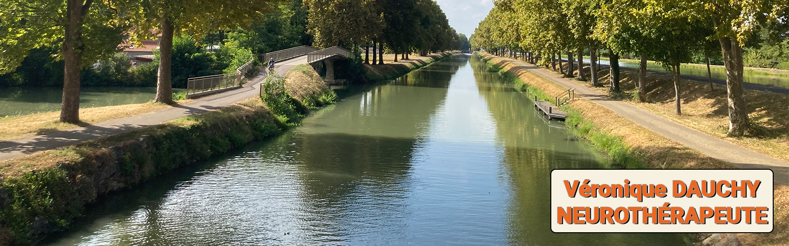 Image d'un chenal avec des arbres sur les côté