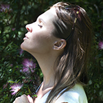 Femme qui respire profondément